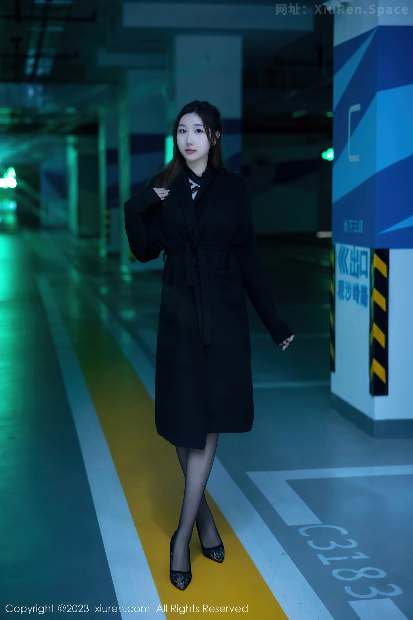 图片[2]-[XiuRen秀人网]2023.04.27 VOL.6650 江真真 黑色风衣与连体透视内衣加黑丝美腿性感私房写真集-秀人网官方网站